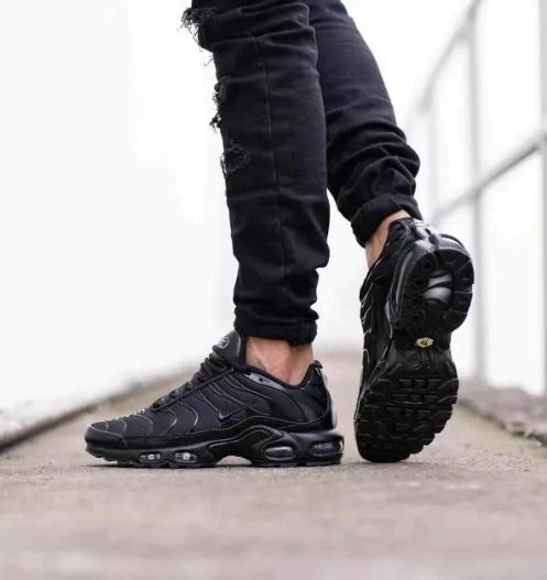 Nike TN Negro – Estilo, Potencia y Comodidad en Cada Paso
